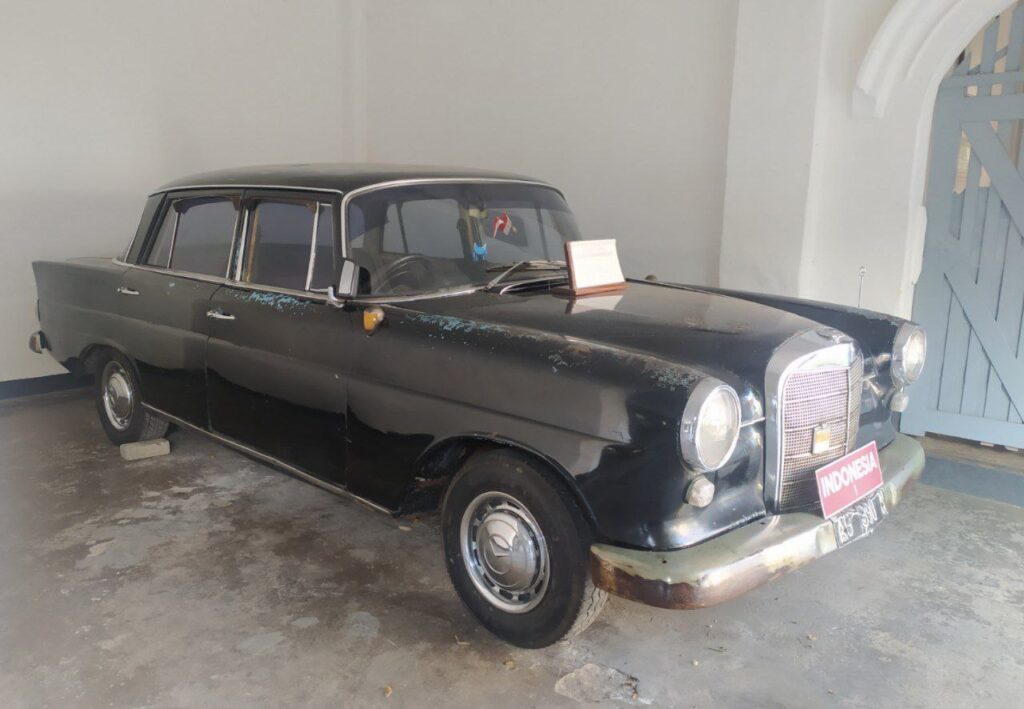 Mobil RI1 Soekarno di Istana Gebang Soekarno Blitar
