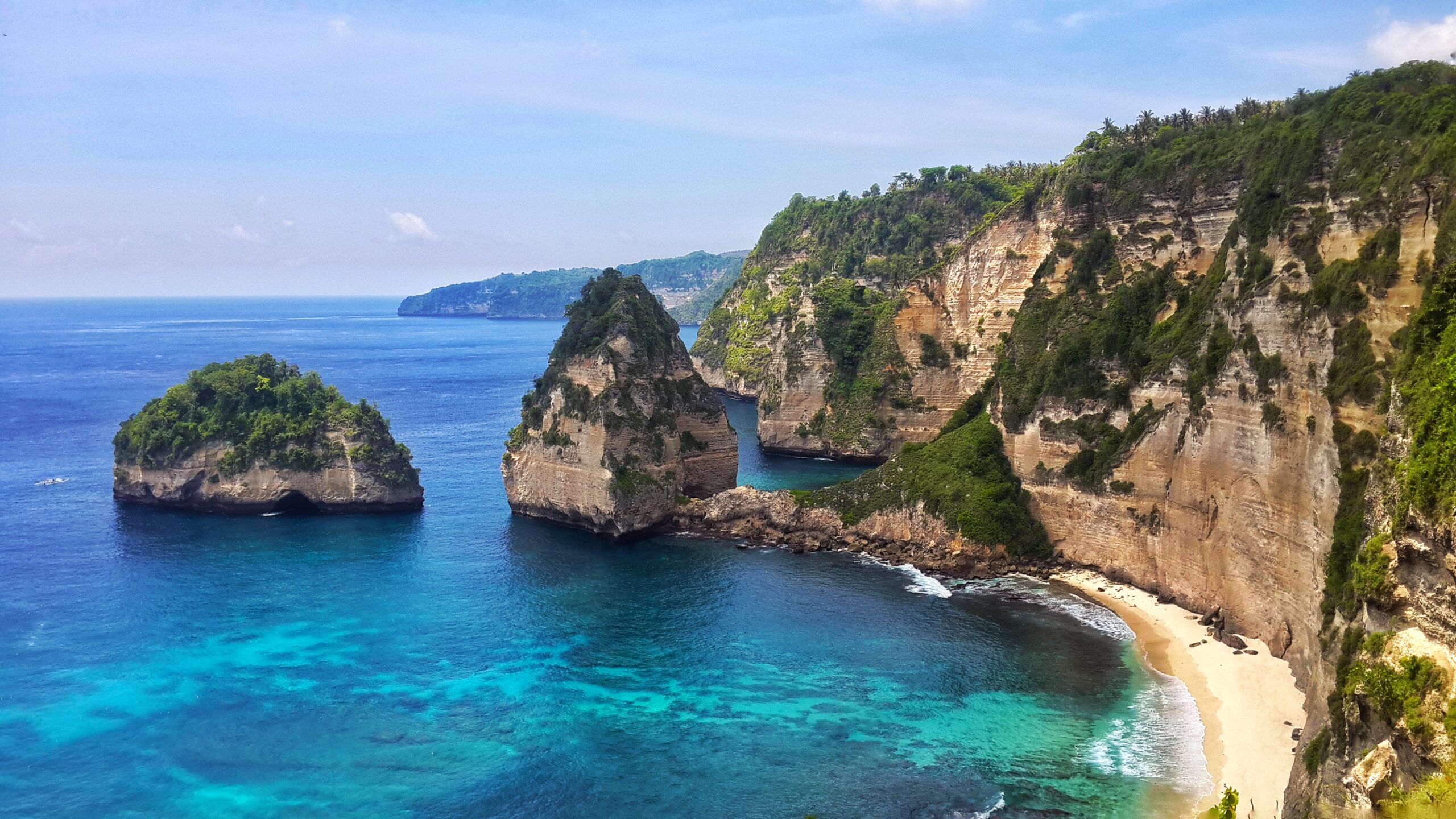 Panoramic ocean view from Nusa Penida cliffs in Bali