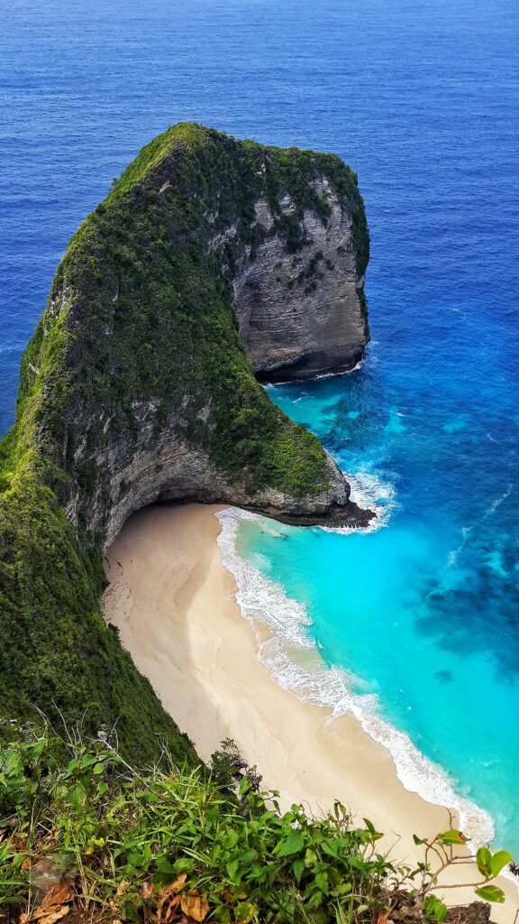 Panoramic view of Kelingking Beach in Nusa Penida during sunny day