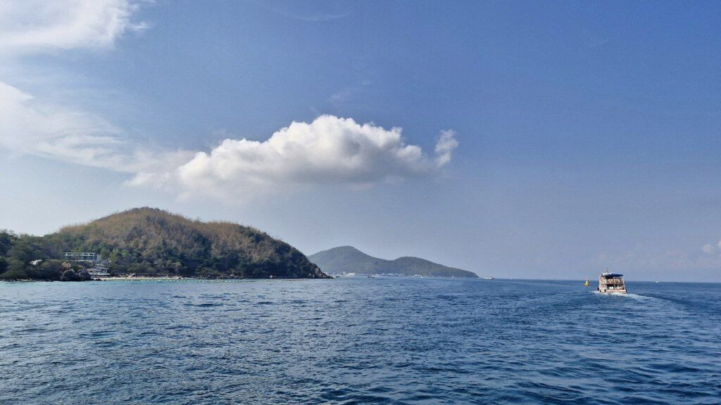 Passenger ferry heading to Koh Larn Coral Island from Pattaya