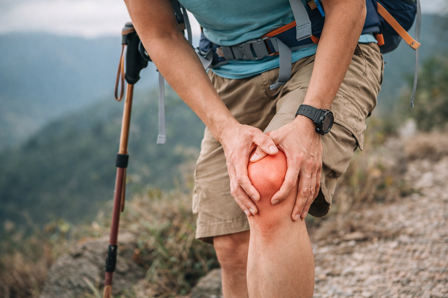 person experiencing knee pain while walking during travel